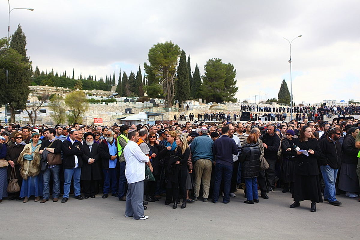 במעמד קורע לב: אלפים ליוו את חמשת בני משפחת פוגל