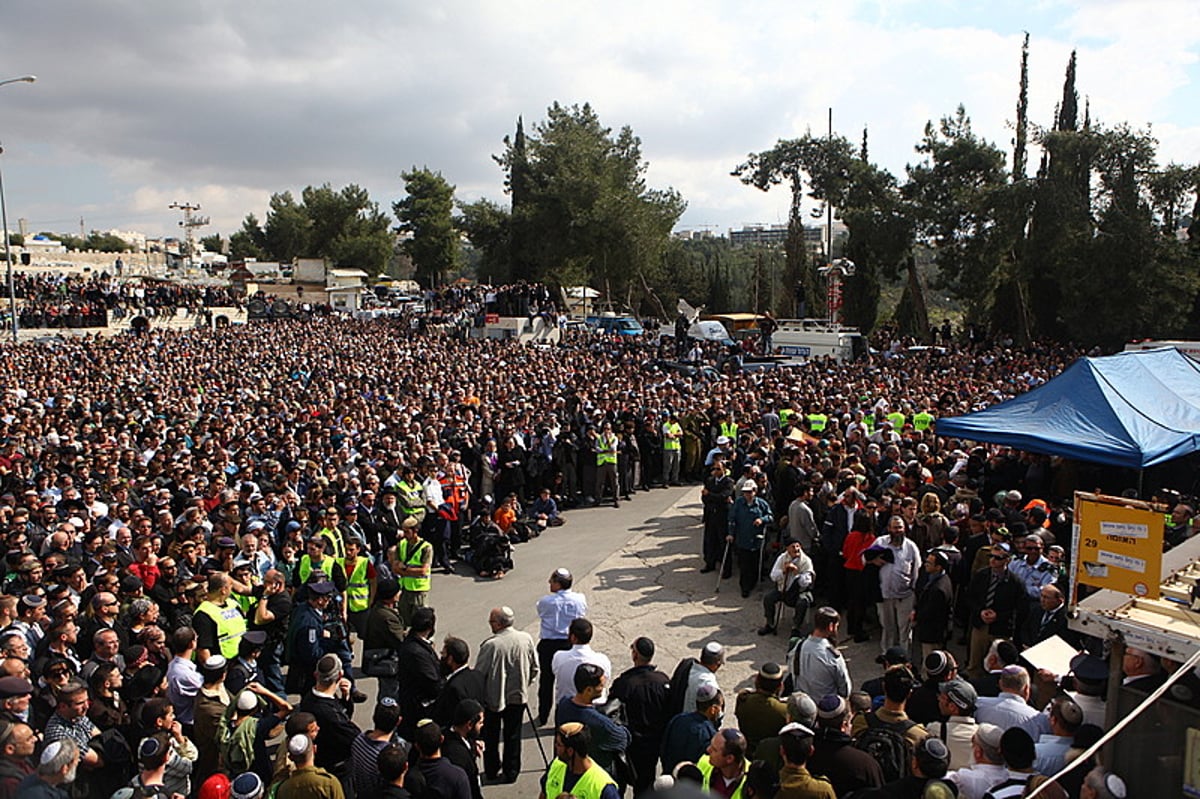 במעמד קורע לב: אלפים ליוו את חמשת בני משפחת פוגל