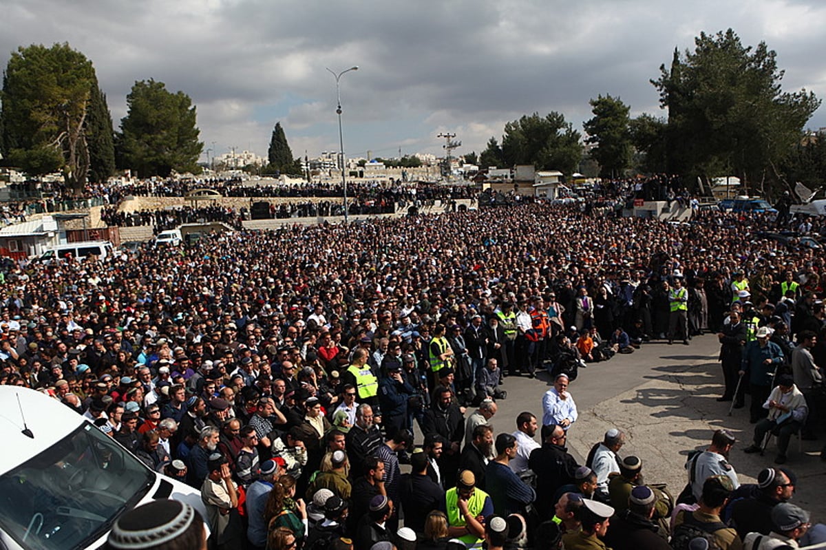 במעמד קורע לב: אלפים ליוו את חמשת בני משפחת פוגל