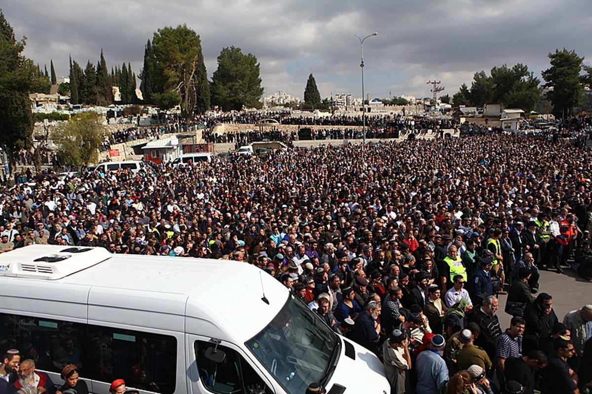 במעמד קורע לב: אלפים ליוו את חמשת בני משפחת פוגל