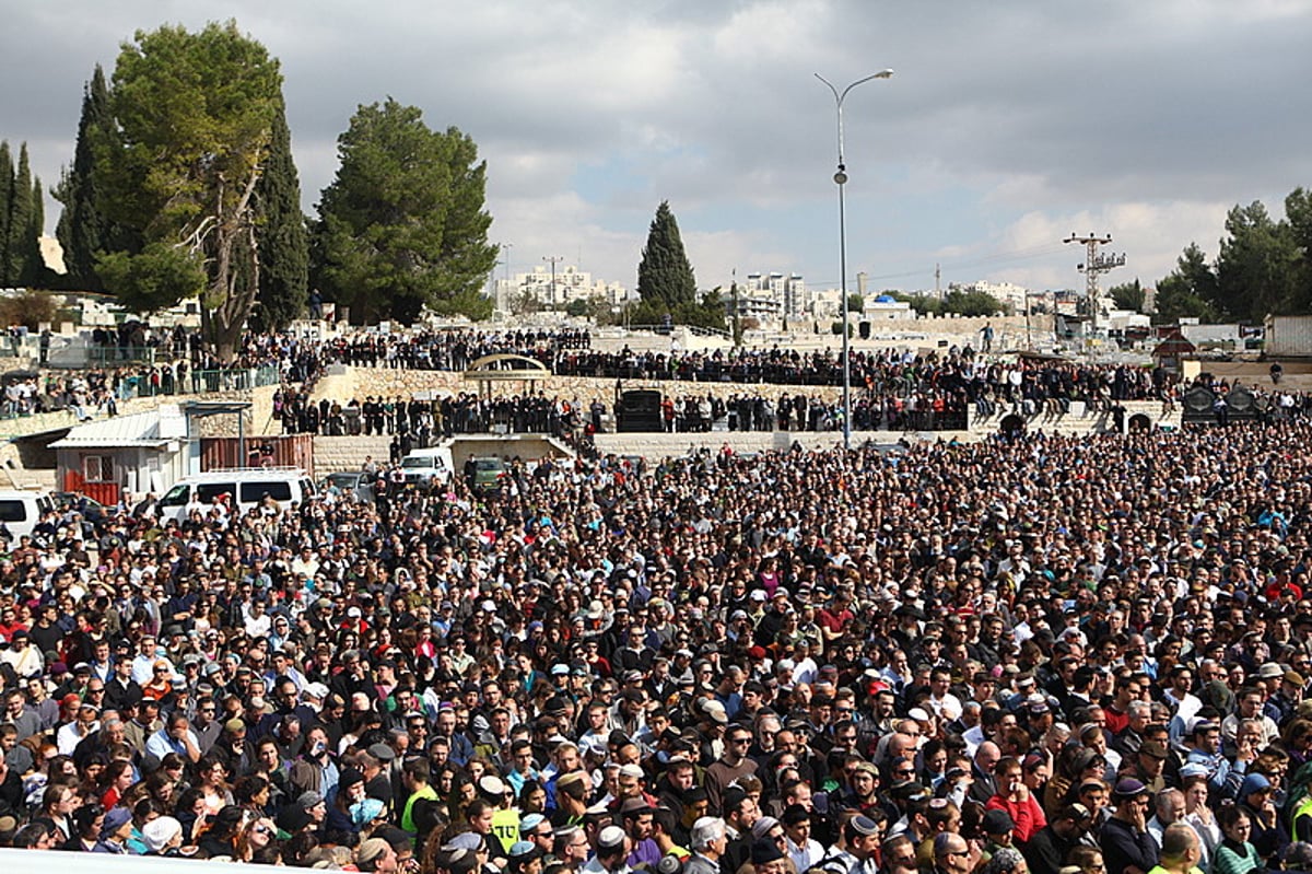 במעמד קורע לב: אלפים ליוו את חמשת בני משפחת פוגל