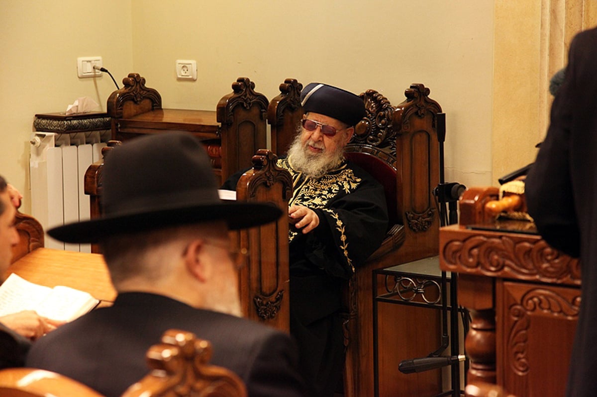 תיעוד מיוחד: קריאת המגילה עם הרב עובדיה