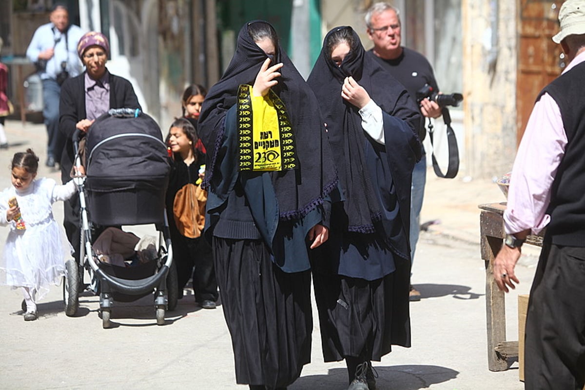 כיכר היום: תחפושת או מציאות?