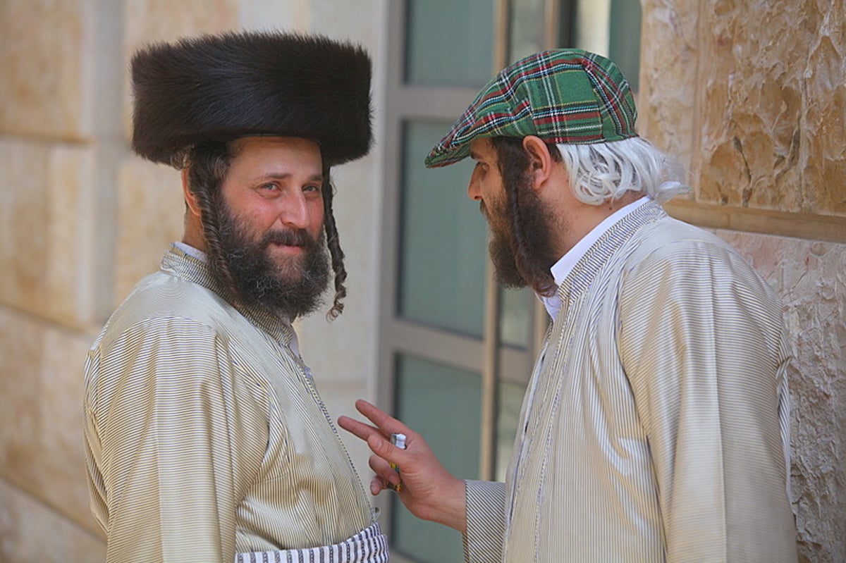 כיכר היום: תחפושת או מציאות?