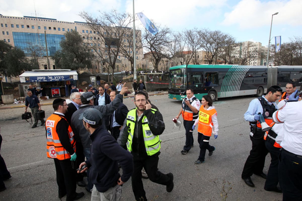 פיגוע סמוך לתחנה בירושלים; אישה נהרגה, עשרות נפגעים