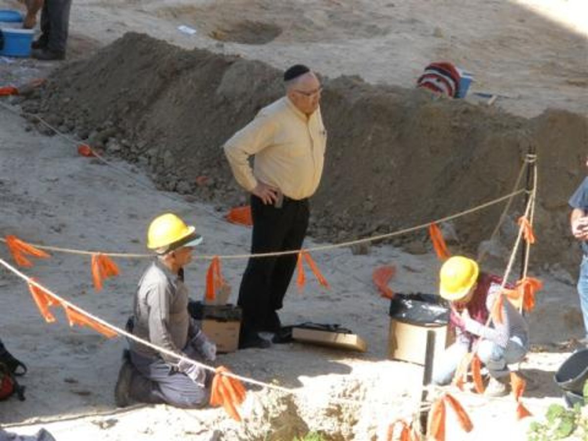 אין סוף למניפולציות - אתרא קדישא מציגה: הלווייה נוצרית