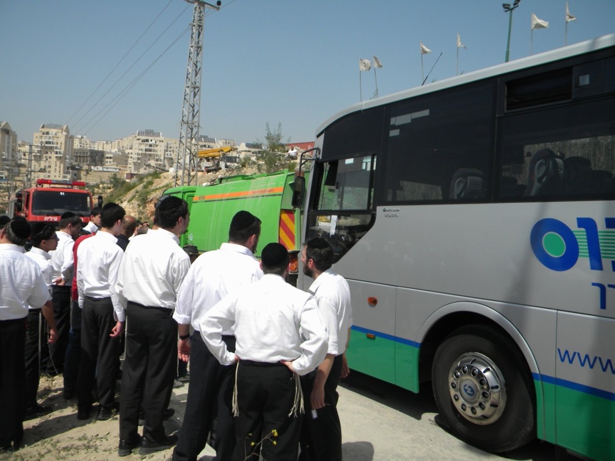 נגמר בנס:  "סופרבוס" התנגש במשאית, שניים נפצעו