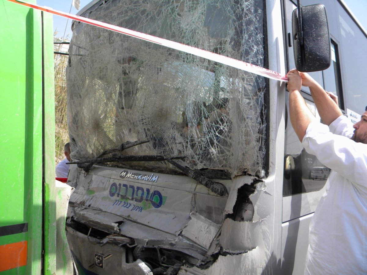 נגמר בנס:  "סופרבוס" התנגש במשאית, שניים נפצעו