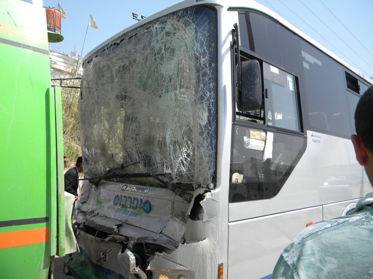 נגמר בנס:  "סופרבוס" התנגש במשאית, שניים נפצעו