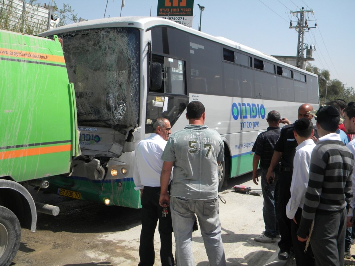 נגמר בנס:  "סופרבוס" התנגש במשאית, שניים נפצעו