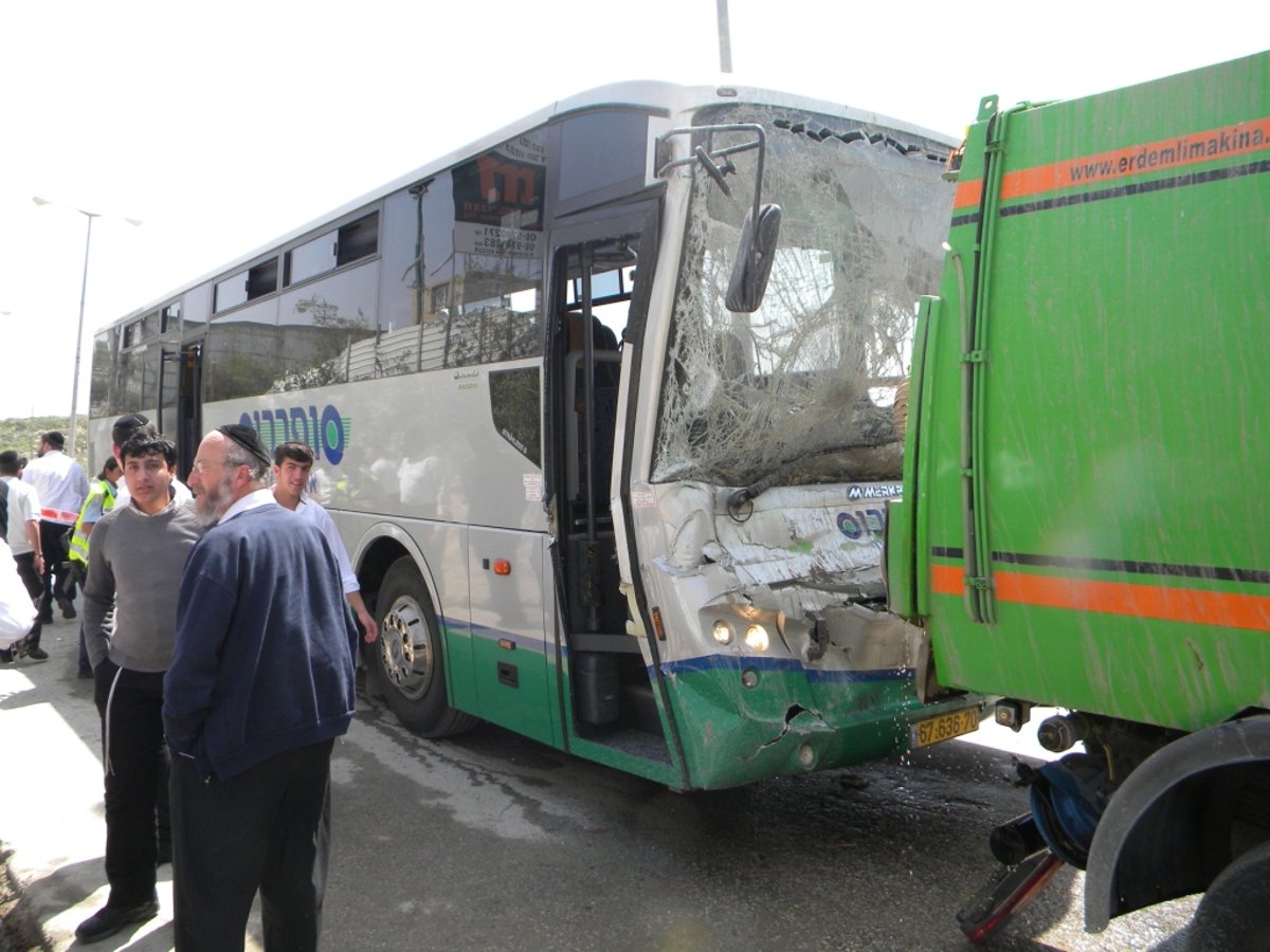 נגמר בנס:  "סופרבוס" התנגש במשאית, שניים נפצעו