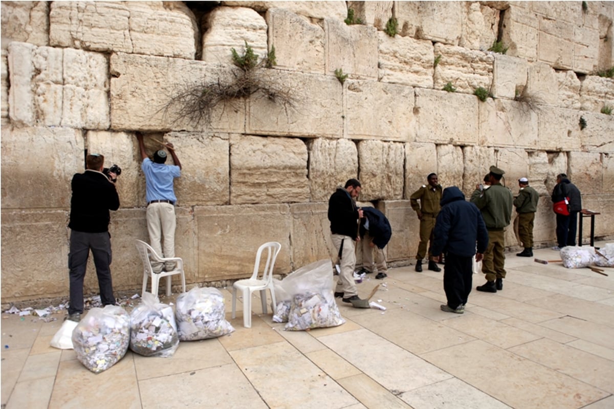 תיעוד: כך מוציאים פתקים מהכותל