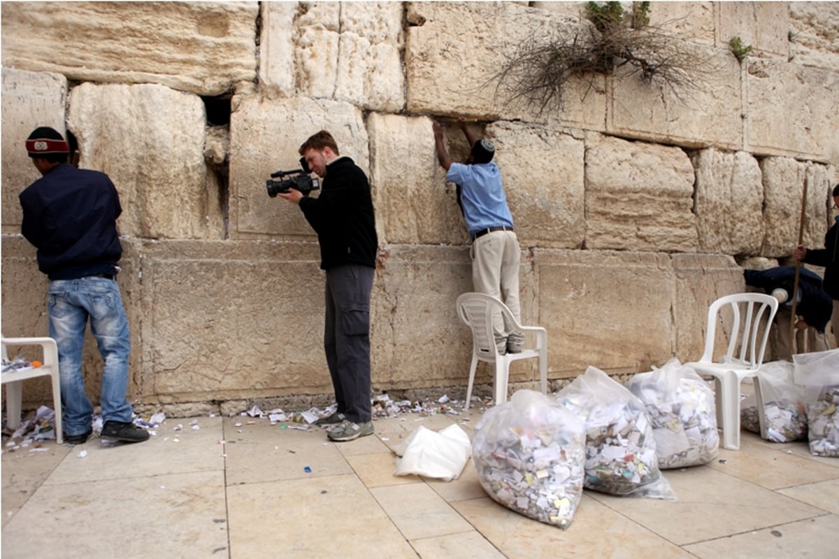 תיעוד: כך מוציאים פתקים מהכותל