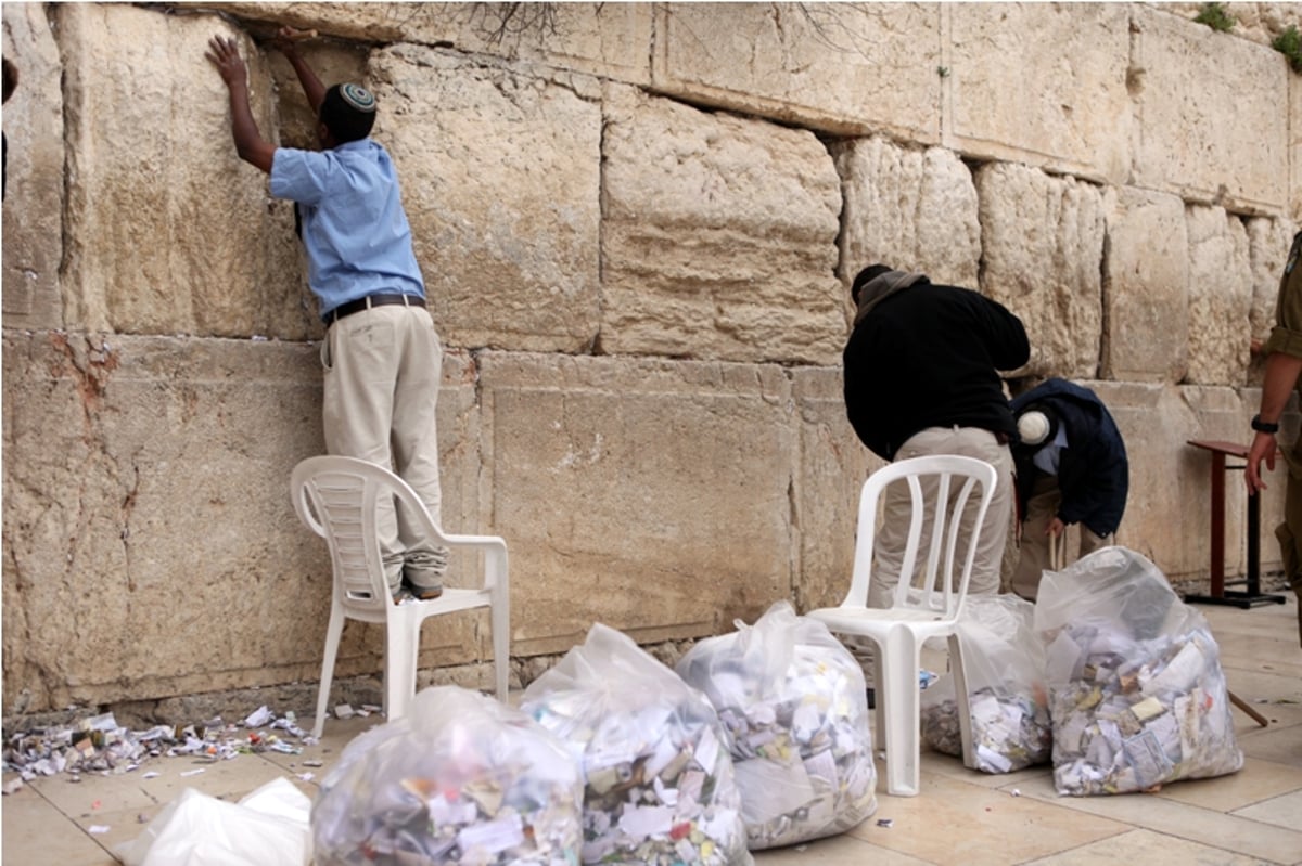 תיעוד: כך מוציאים פתקים מהכותל