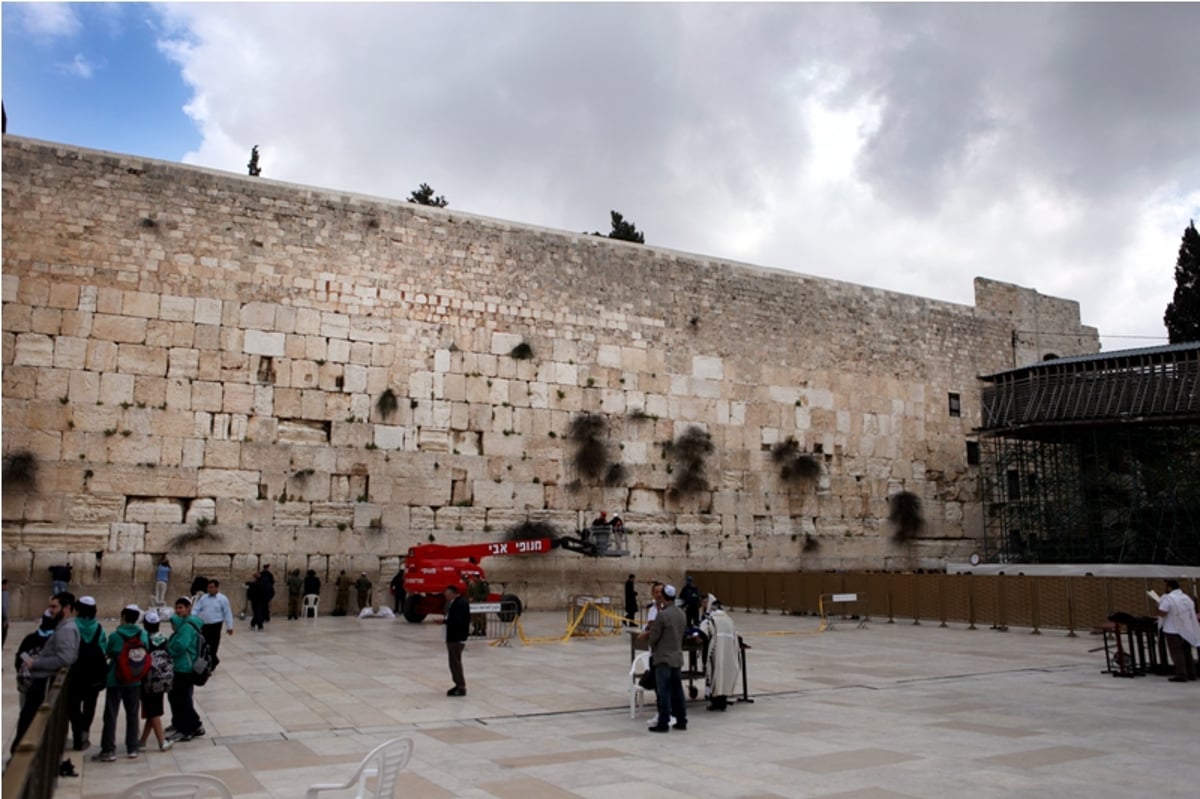 תיעוד: כך מוציאים פתקים מהכותל