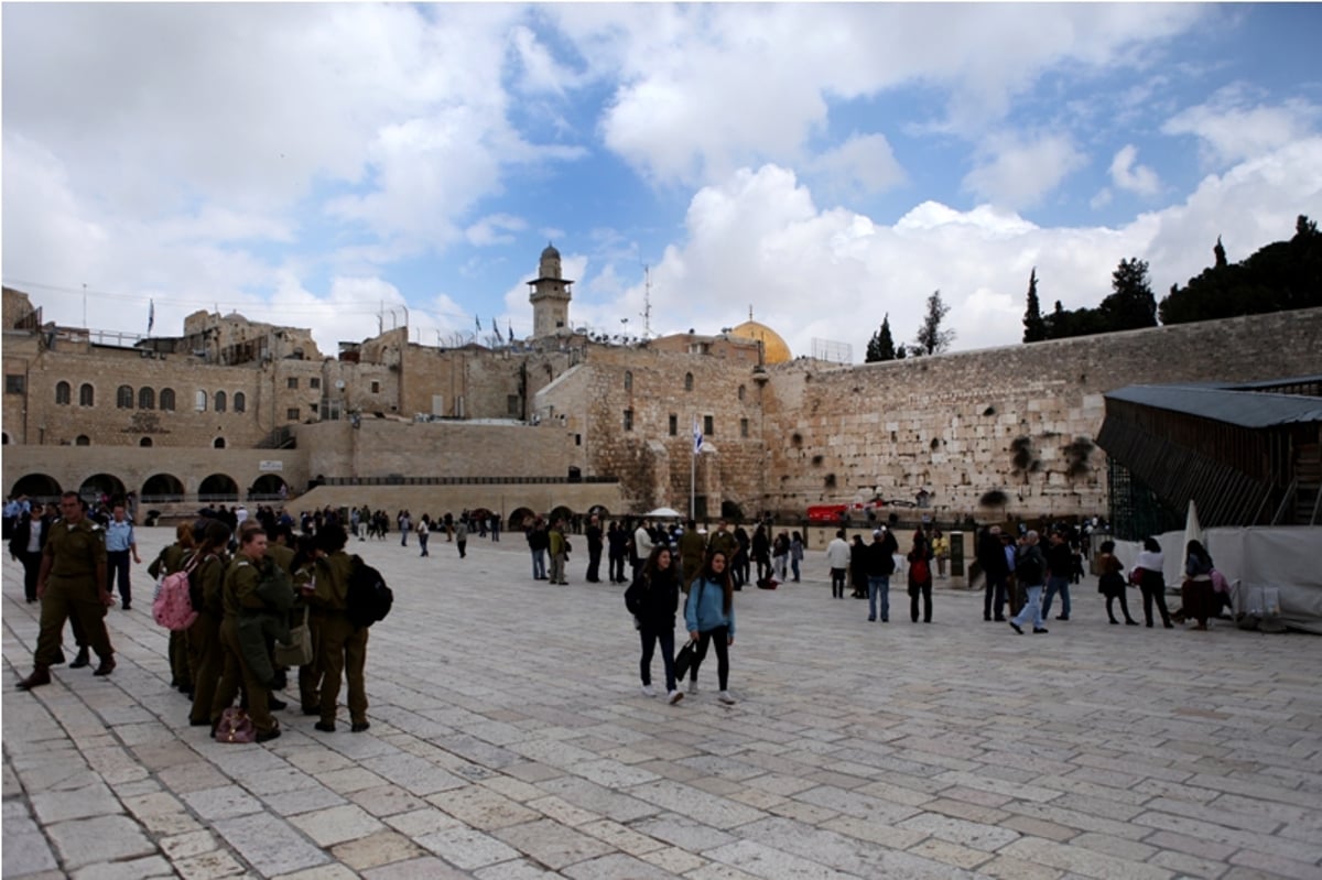 תיעוד: כך מוציאים פתקים מהכותל