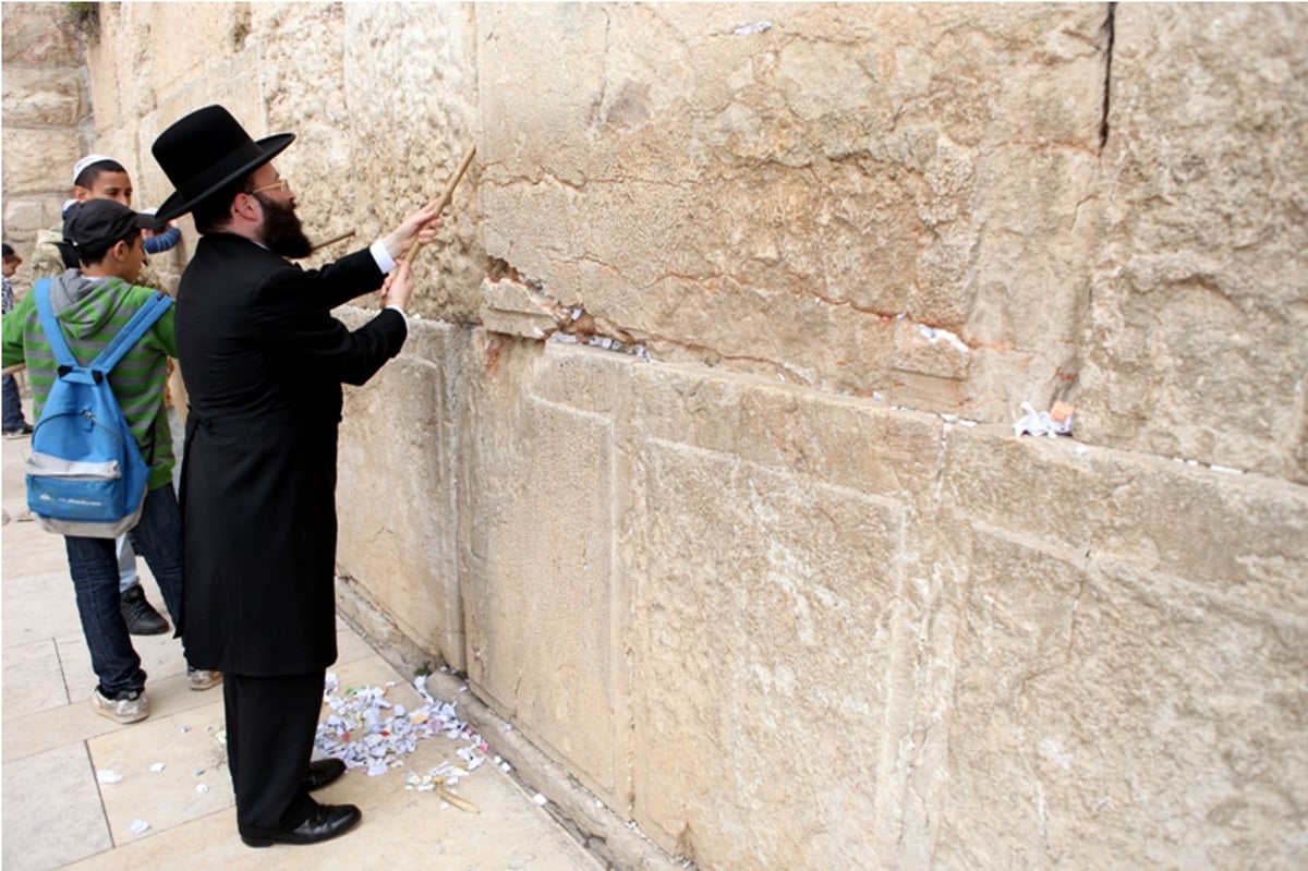 תיעוד: כך מוציאים פתקים מהכותל