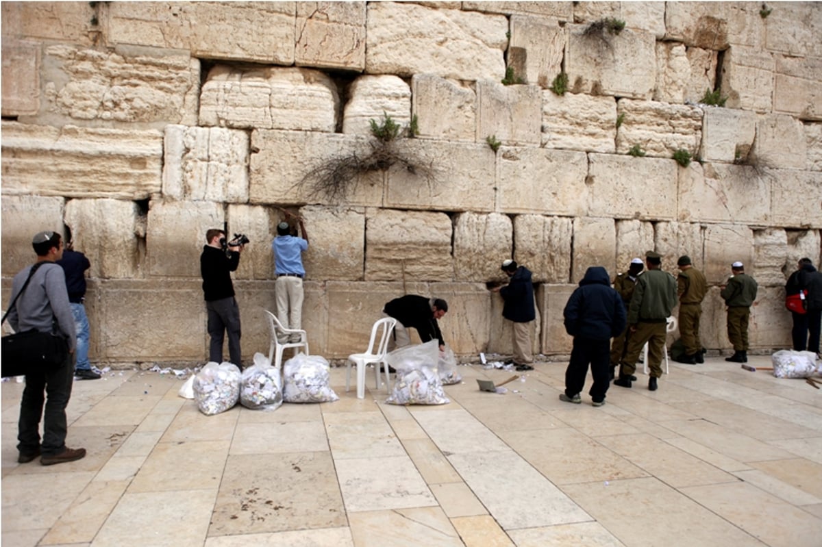 תיעוד: כך מוציאים פתקים מהכותל