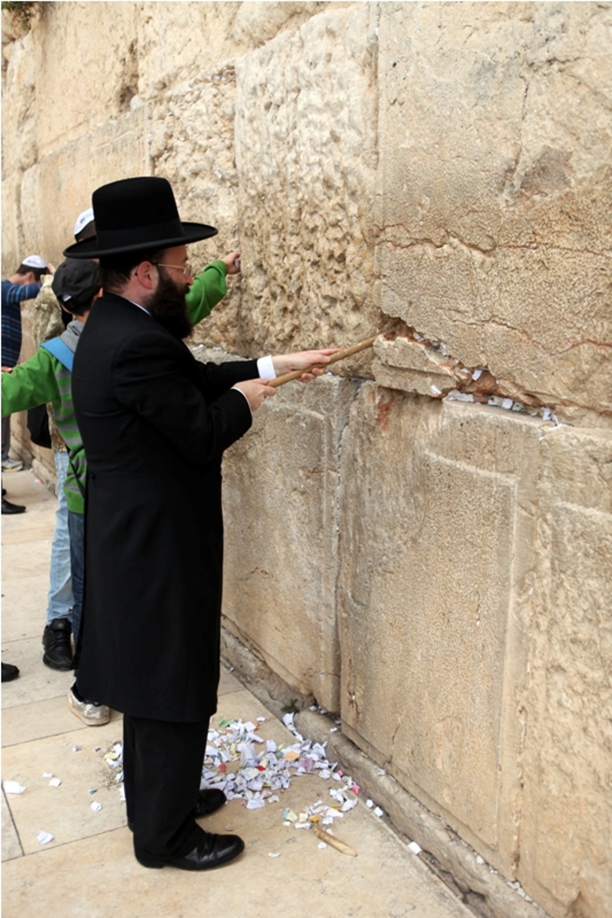 תיעוד: כך מוציאים פתקים מהכותל