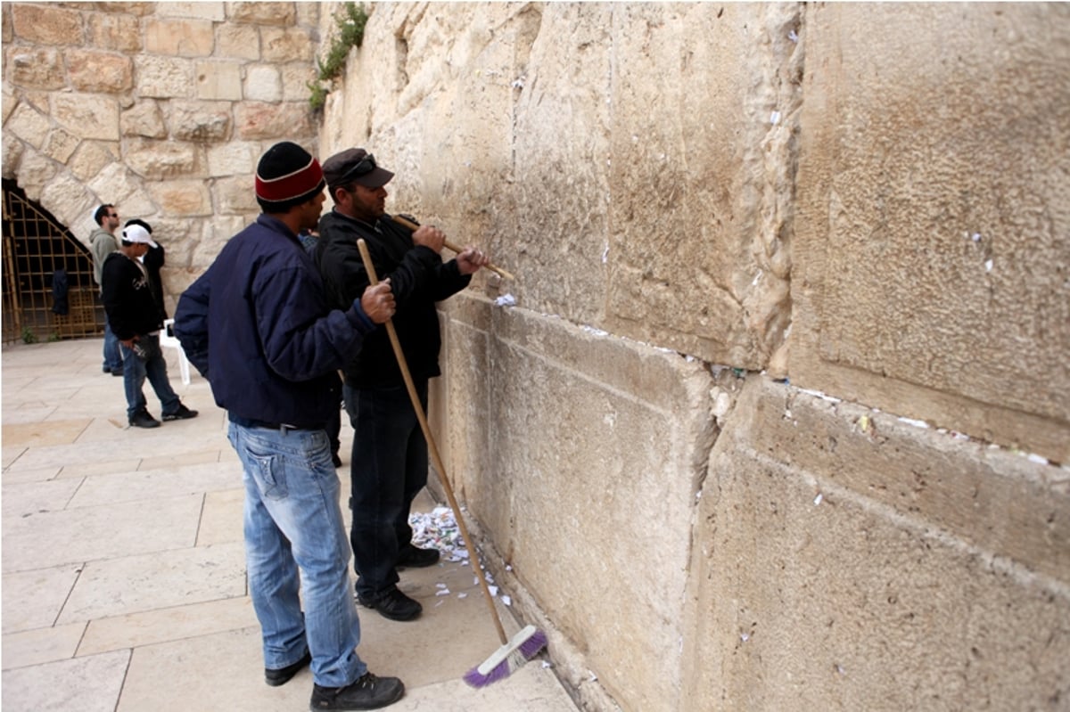 תיעוד: כך מוציאים פתקים מהכותל