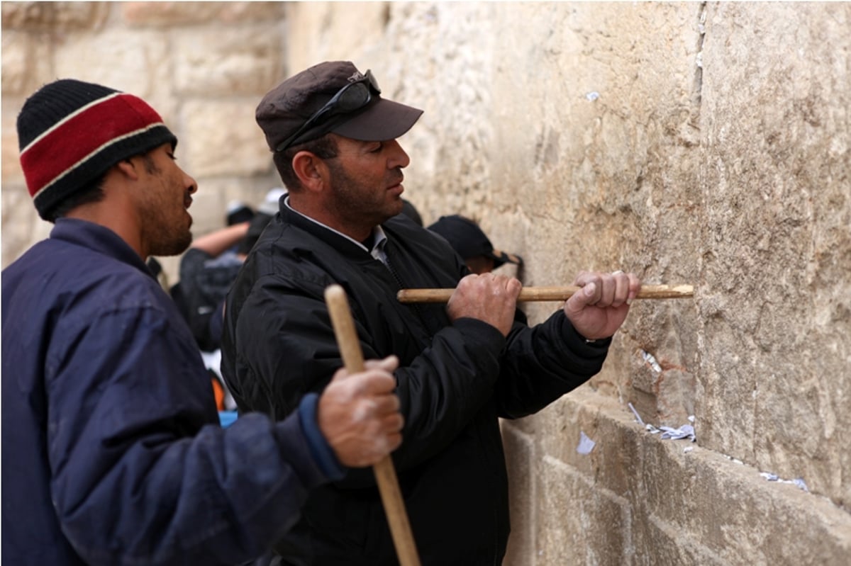 תיעוד: כך מוציאים פתקים מהכותל