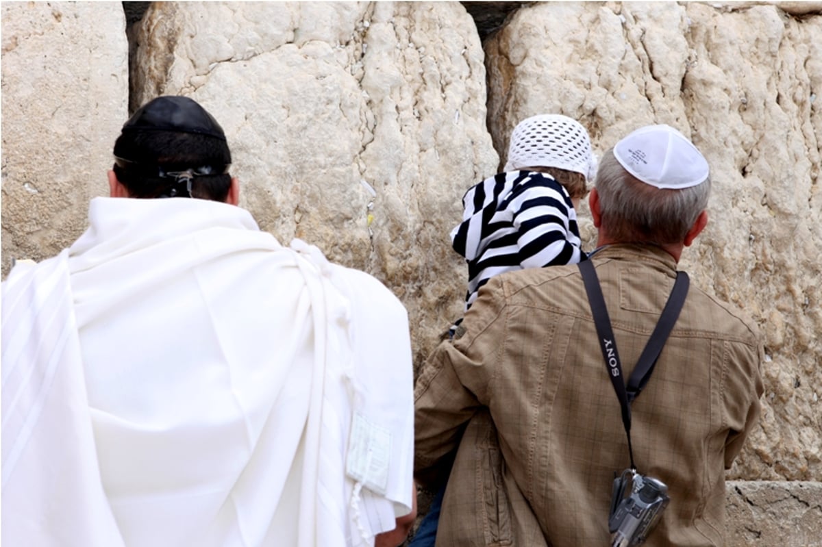 תיעוד: כך מוציאים פתקים מהכותל