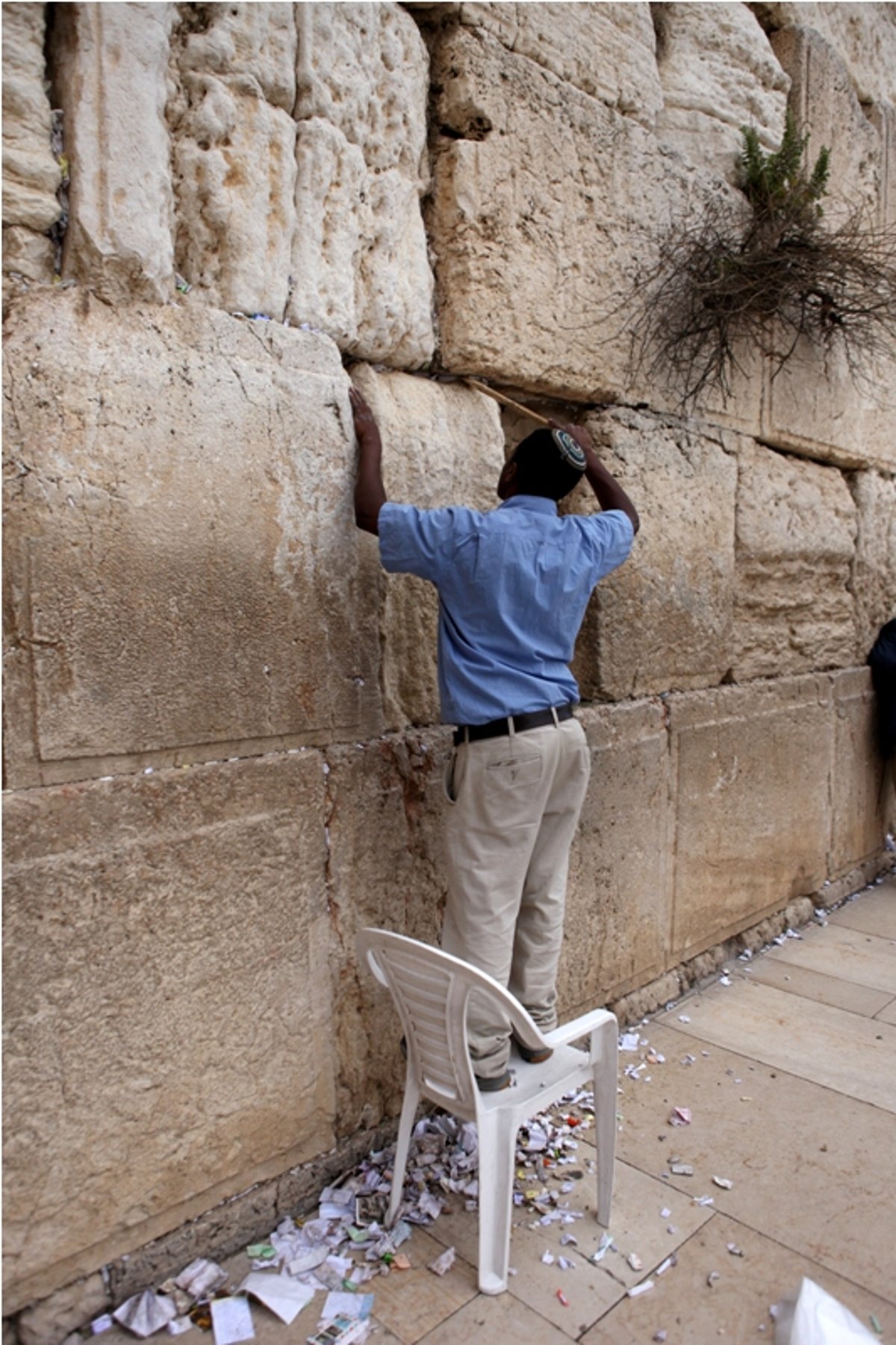 תיעוד: כך מוציאים פתקים מהכותל