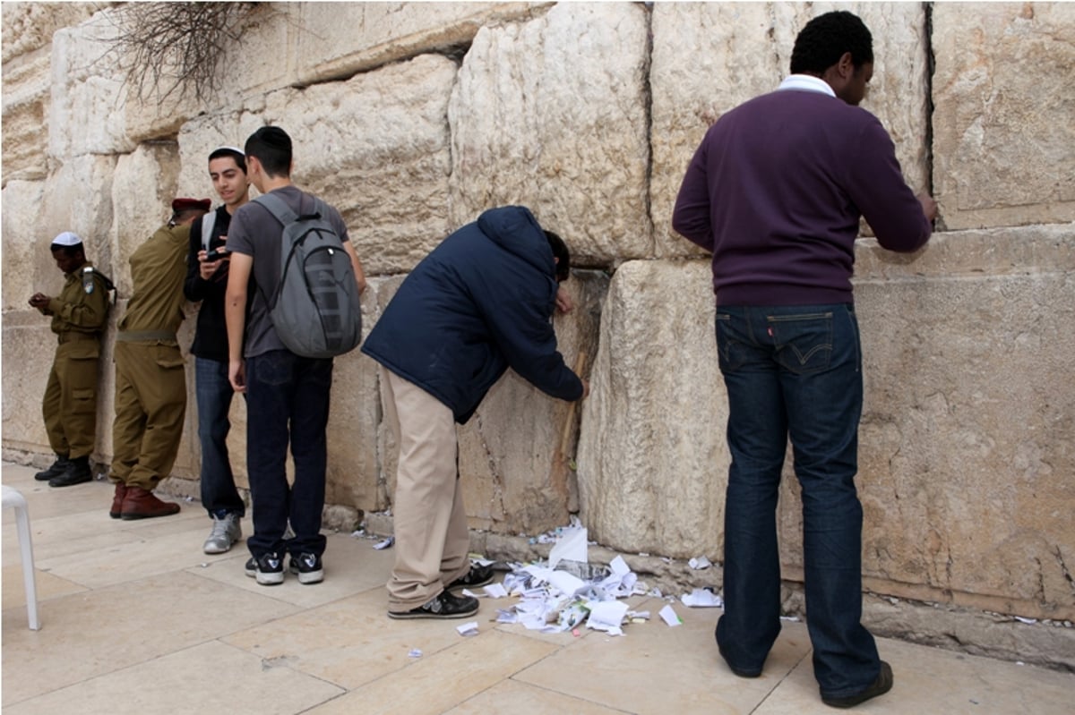 תיעוד: כך מוציאים פתקים מהכותל