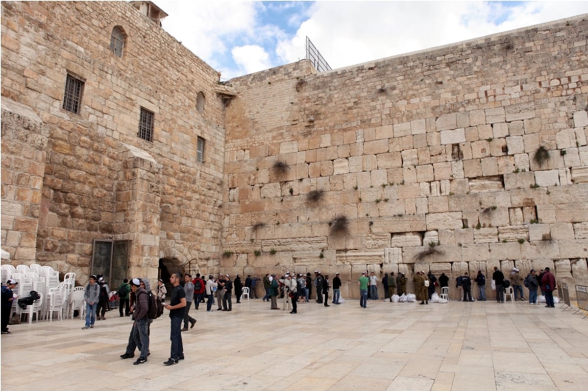 תיעוד: כך מוציאים פתקים מהכותל