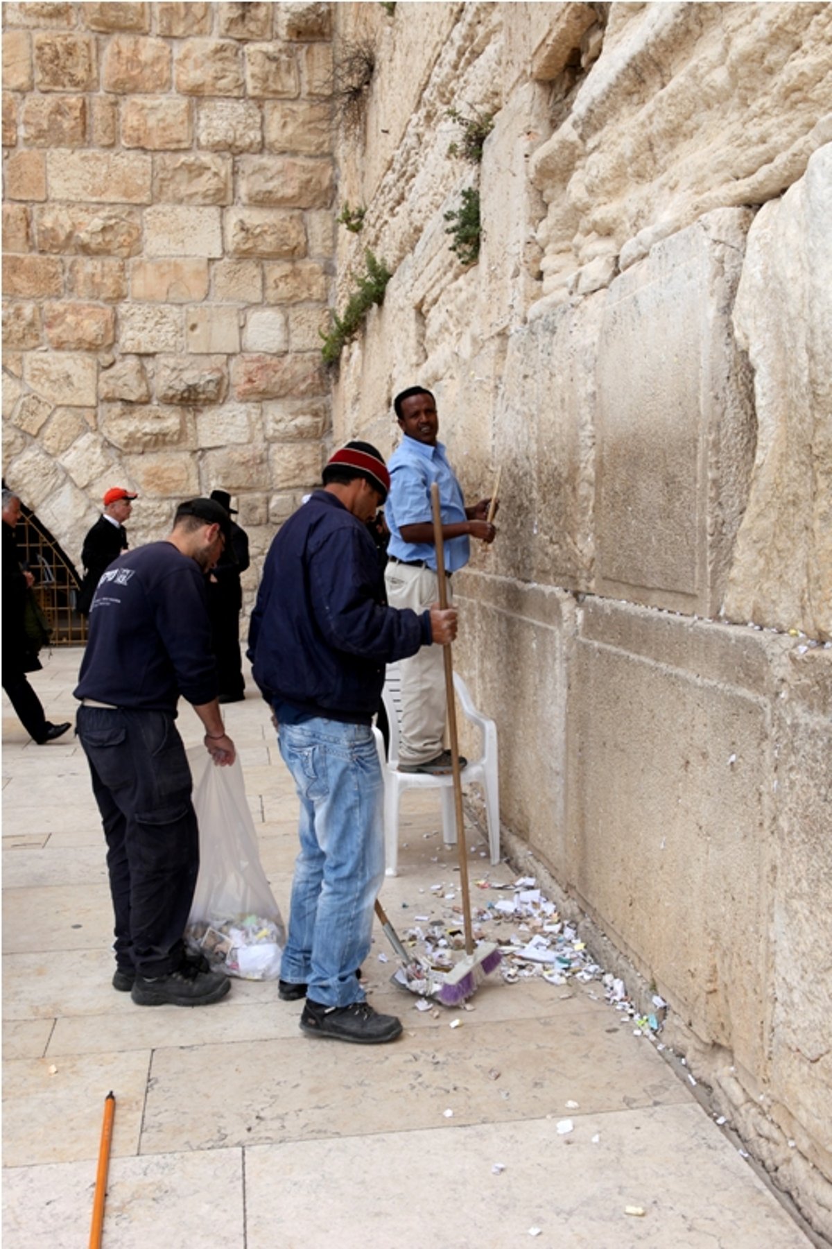 תיעוד: כך מוציאים פתקים מהכותל