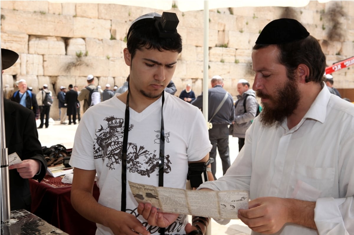 תיעוד: כך מוציאים פתקים מהכותל