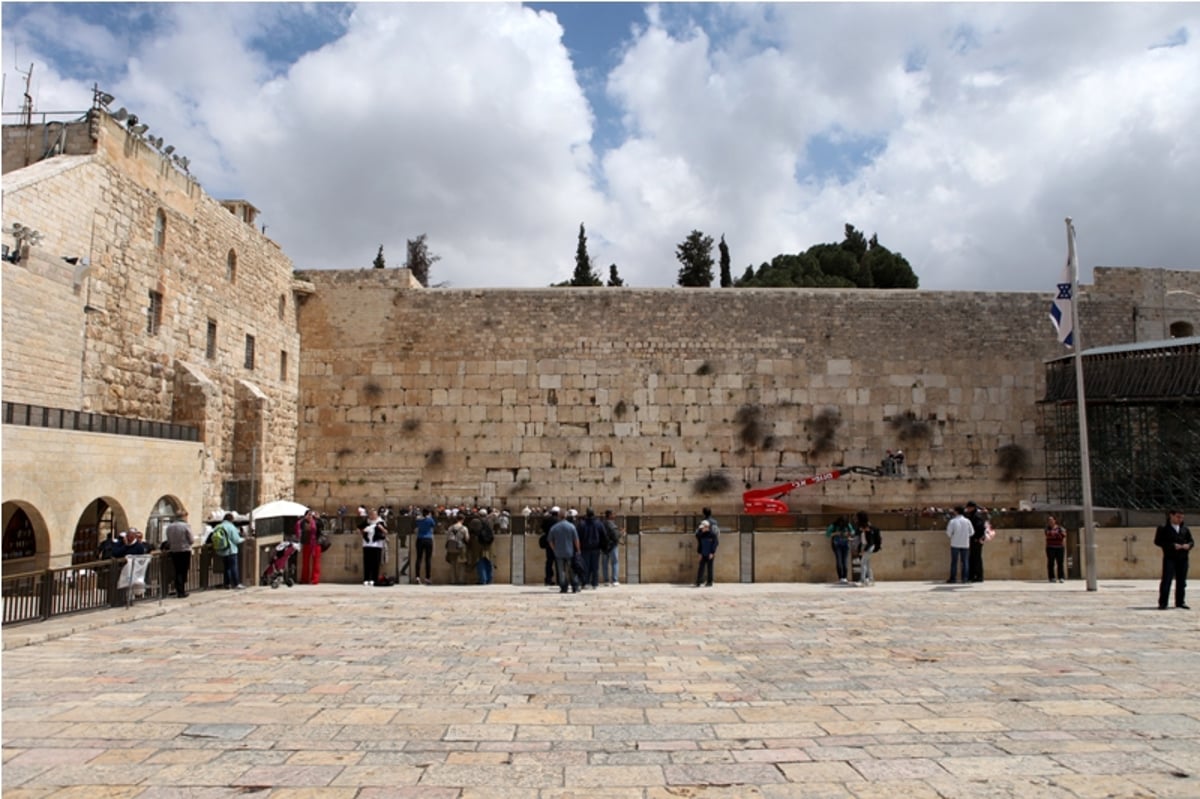 תיעוד: כך מוציאים פתקים מהכותל