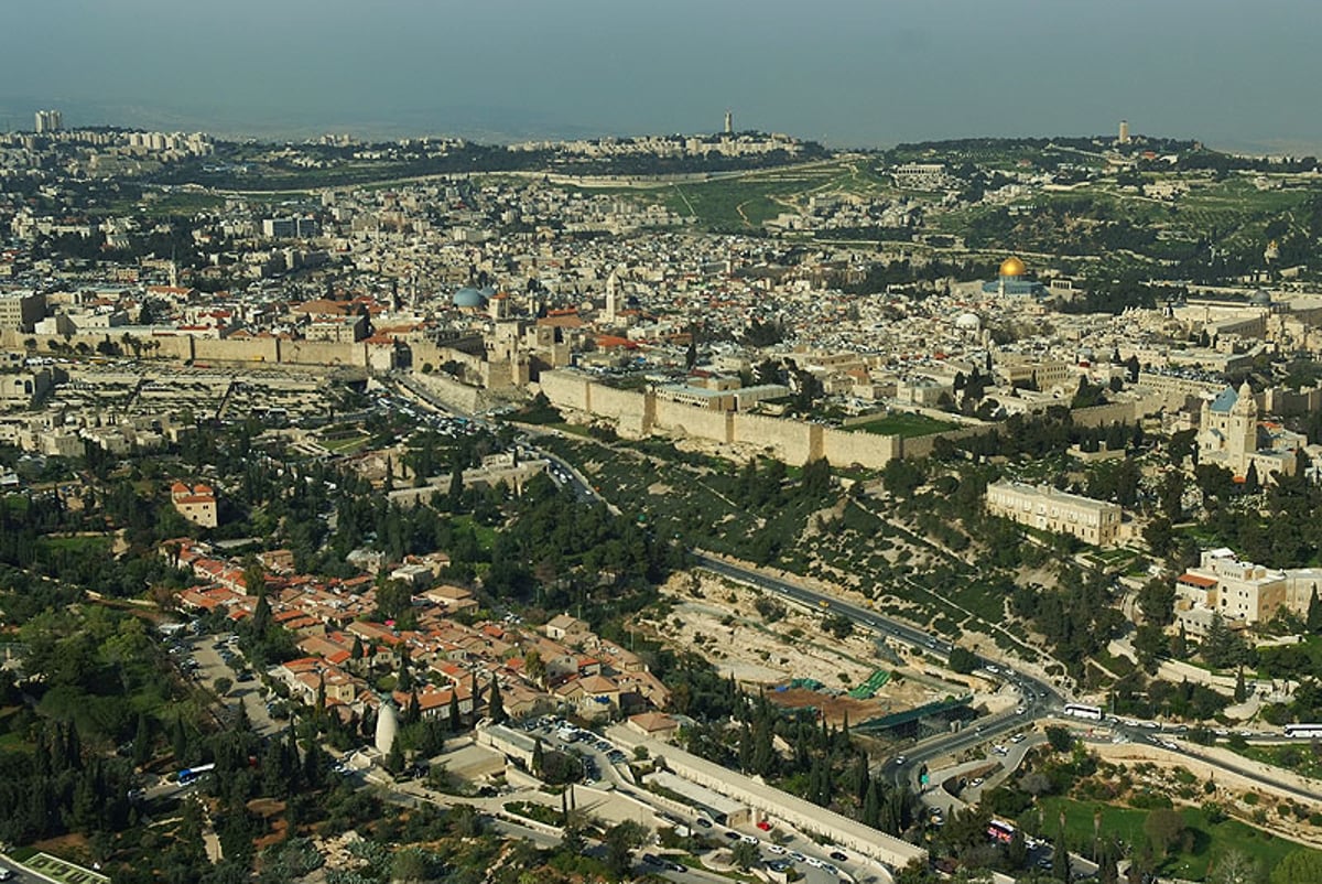 ימין משה על רקע החומות