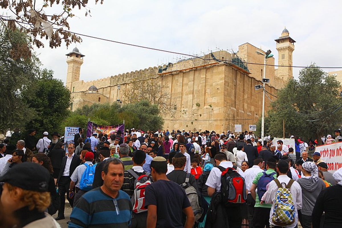 גלויה מרהיבה מחברון: רבבות מתפללים וחוגגים בעיר האבות