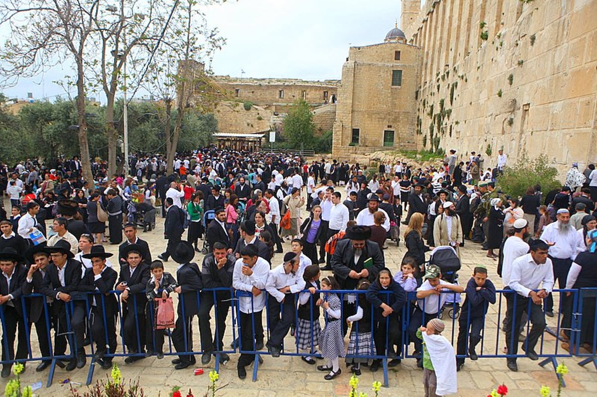 גלויה מרהיבה מחברון: רבבות מתפללים וחוגגים בעיר האבות