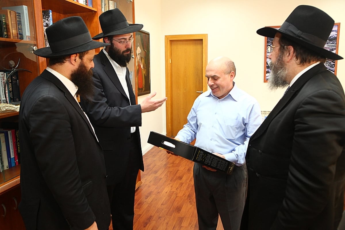 תיעוד: ראשי המדינה קיבלו מצות שמורות