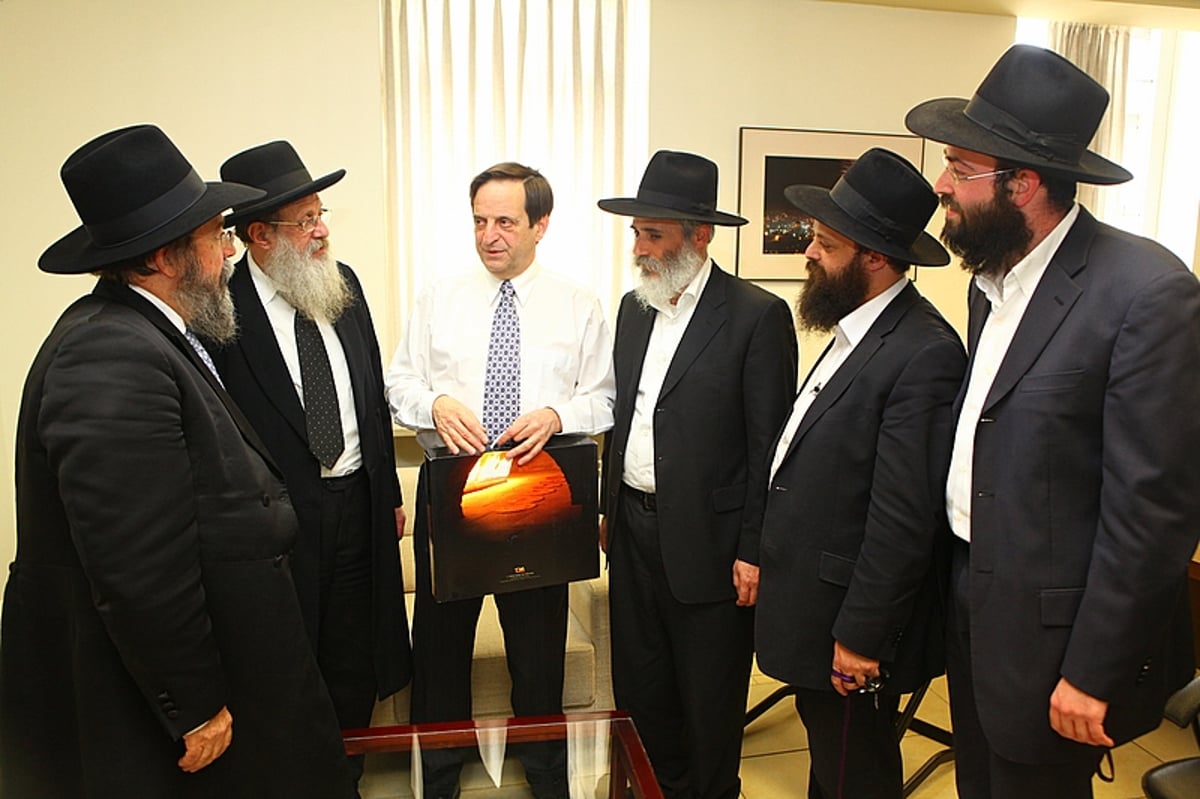 תיעוד: ראשי המדינה קיבלו מצות שמורות