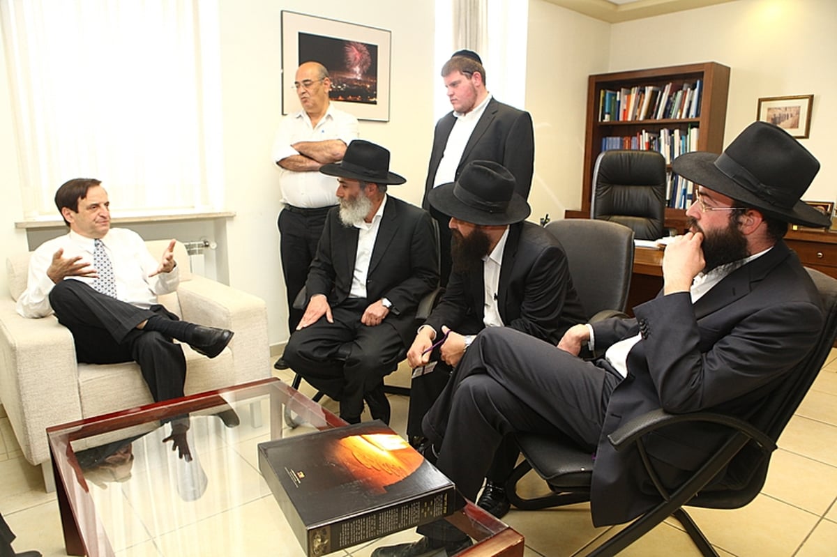 תיעוד: ראשי המדינה קיבלו מצות שמורות