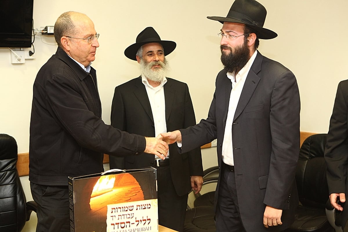 תיעוד: ראשי המדינה קיבלו מצות שמורות