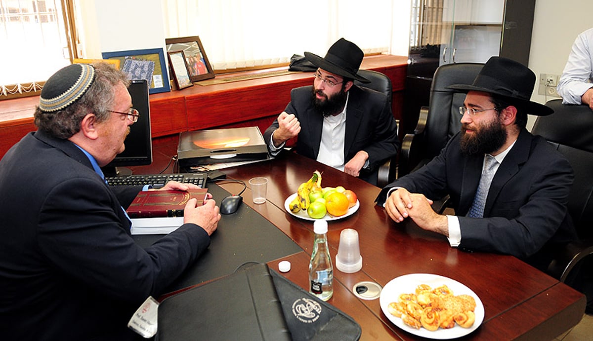 תיעוד: ראשי המדינה קיבלו מצות שמורות