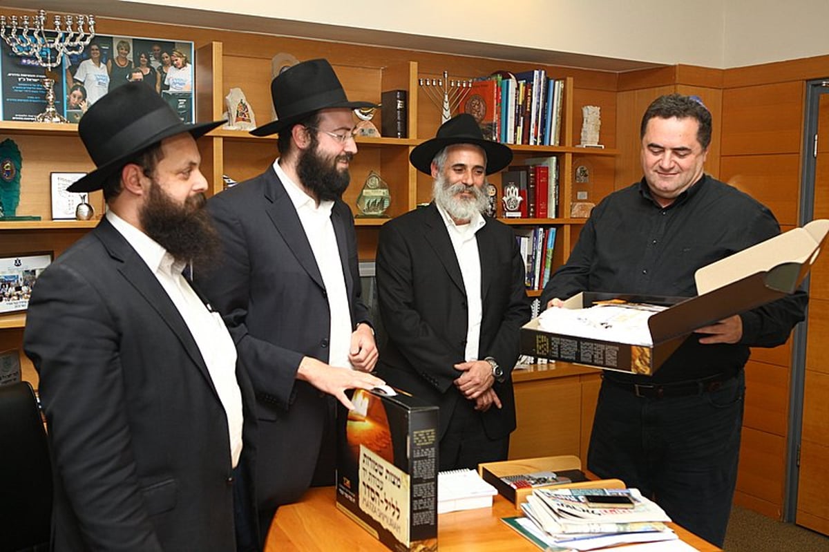 תיעוד: ראשי המדינה קיבלו מצות שמורות