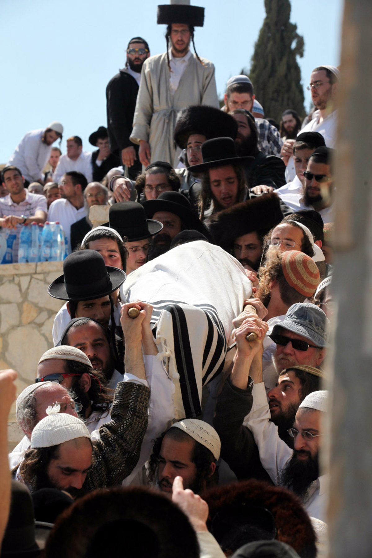 בהלווית הנרצח: הרב שמואל אוירבאך והרב זלמן גולדברג