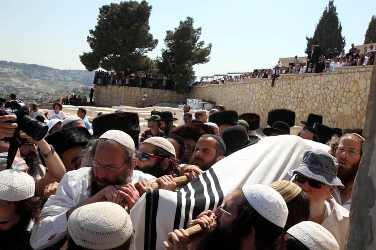 בהלווית הנרצח: הרב שמואל אוירבאך והרב זלמן גולדברג