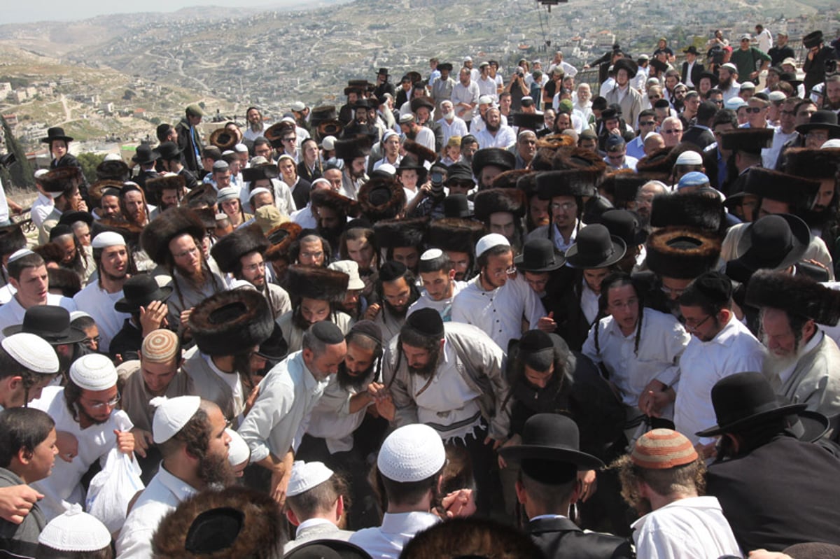 בהלווית הנרצח: הרב שמואל אוירבאך והרב זלמן גולדברג