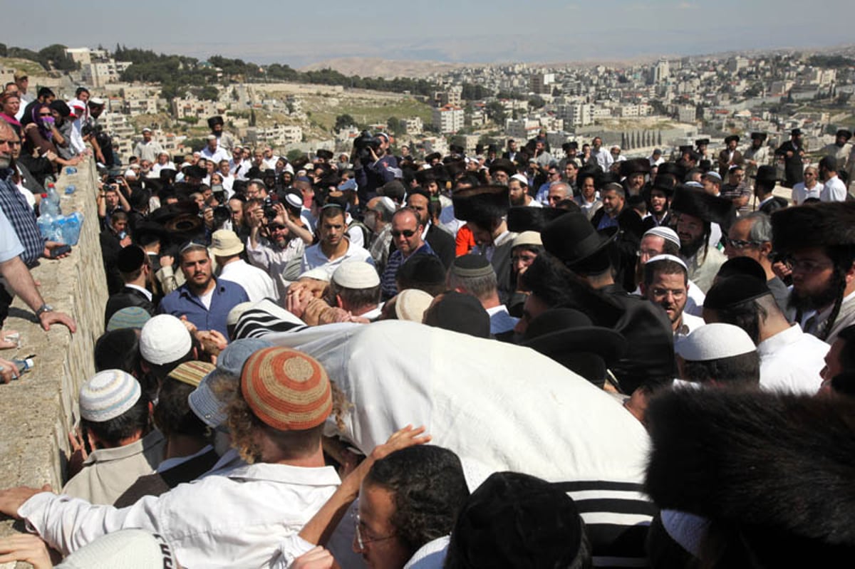 בהלווית הנרצח: הרב שמואל אוירבאך והרב זלמן גולדברג