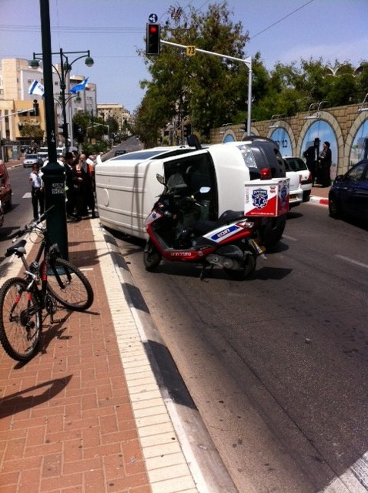 בני-ברק: רכב התהפך ב'חזון איש'; הנוסעים ניצלו