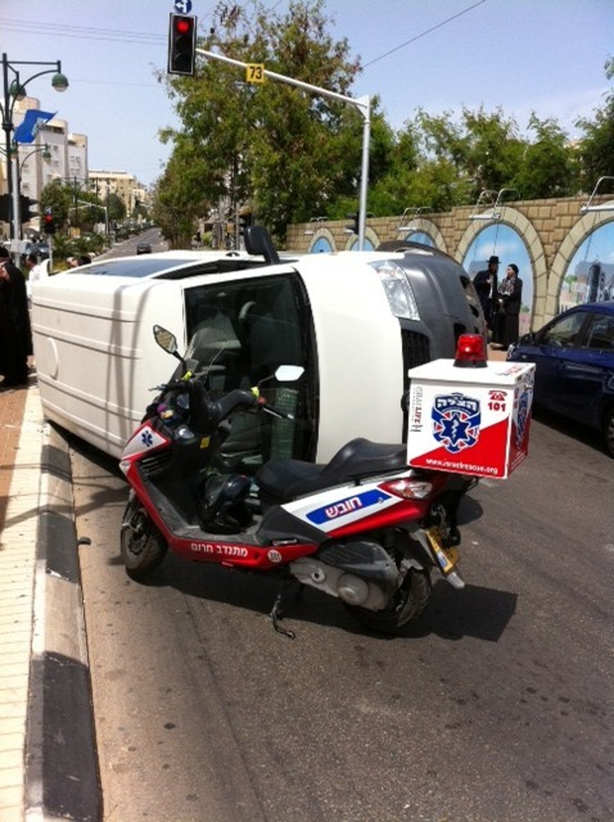 בני-ברק: רכב התהפך ב'חזון איש'; הנוסעים ניצלו