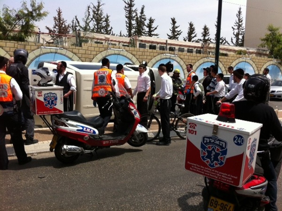 בני-ברק: רכב התהפך ב'חזון איש'; הנוסעים ניצלו