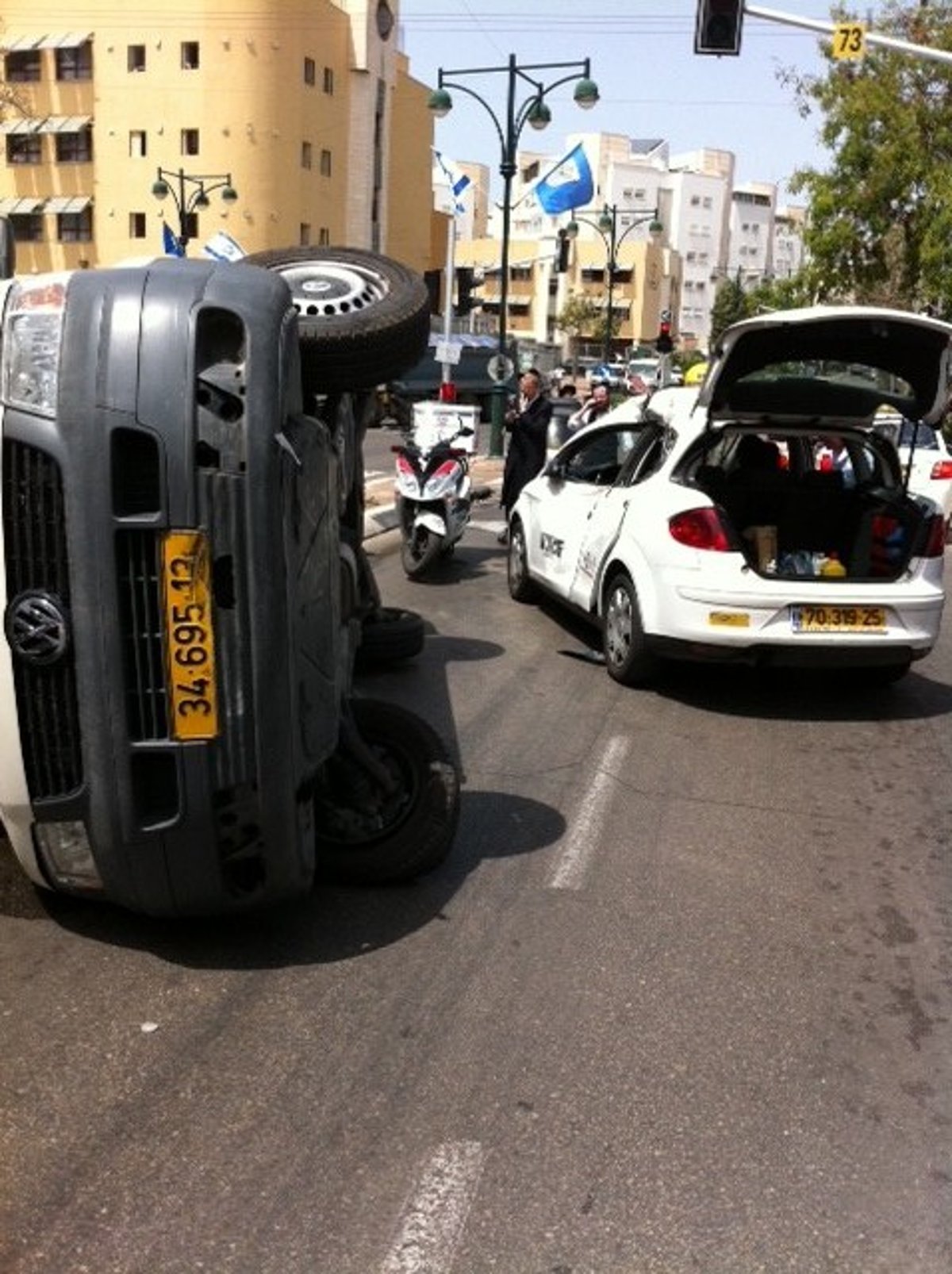 בני-ברק: רכב התהפך ב'חזון איש'; הנוסעים ניצלו