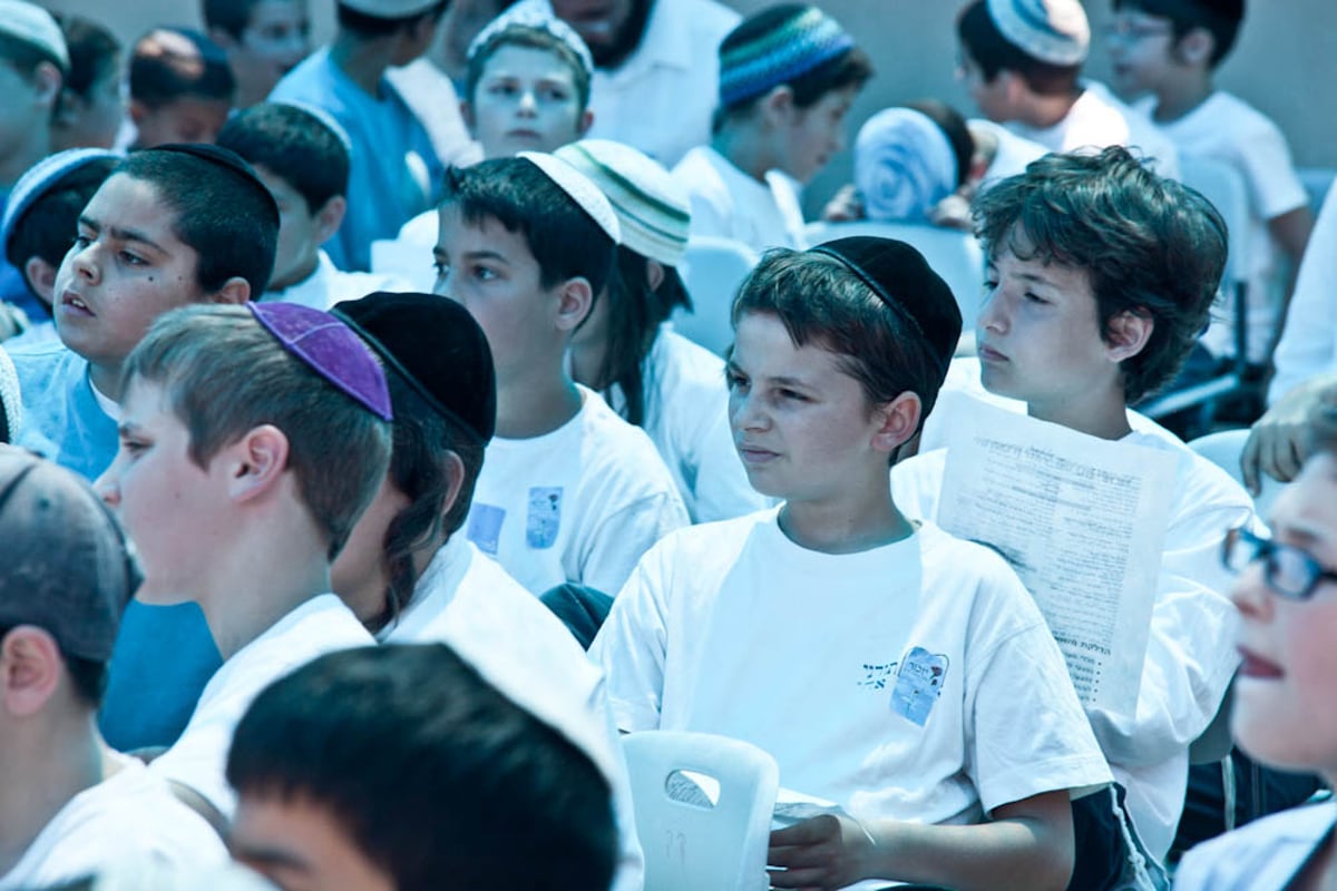 לראשונה: מוסד חרדי קיים טקס יום זיכרון בהשתתפות ההורים